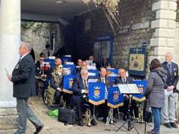 A group of people sitting outside

AI-generated content may be incorrect.